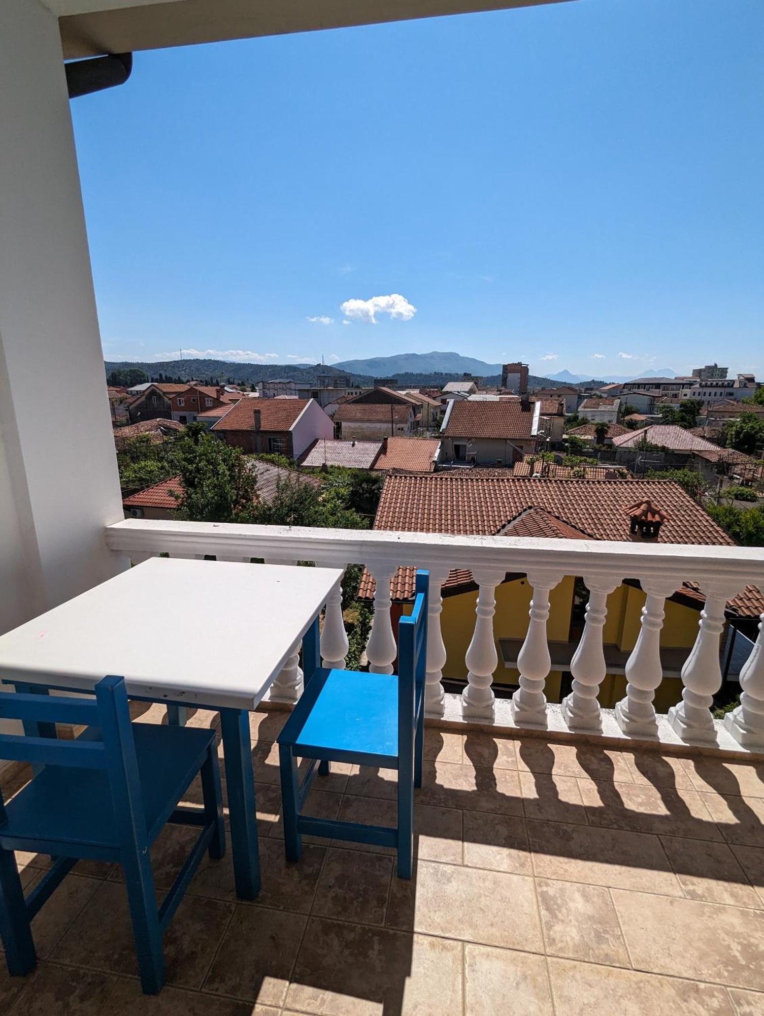 Tias Hostel Shkodër Exteriör bild