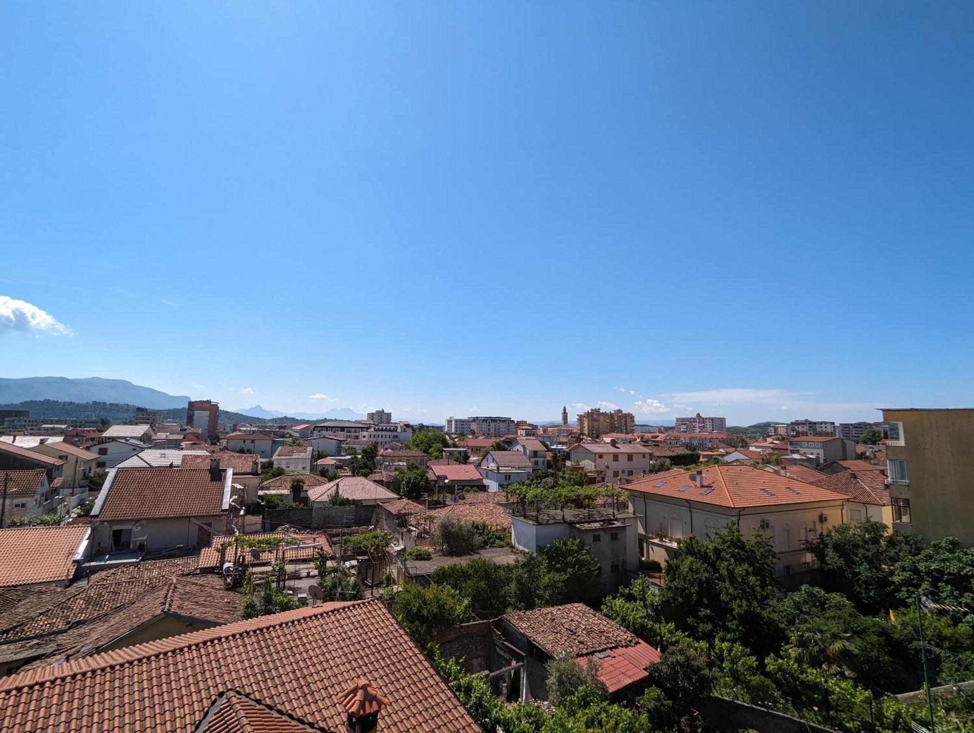 Tias Hostel Shkodër Exteriör bild