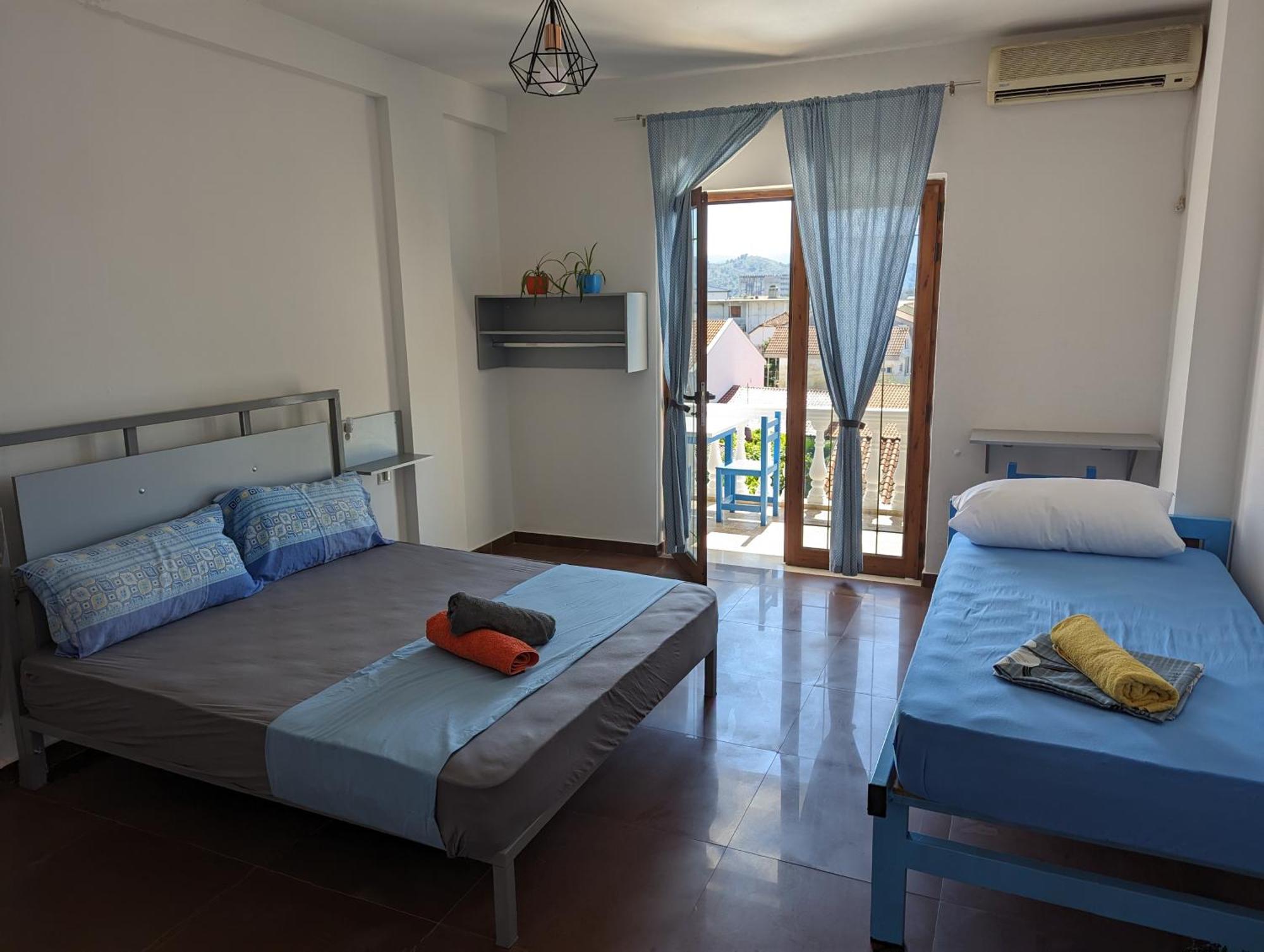 Tias Hostel Shkodër Exteriör bild