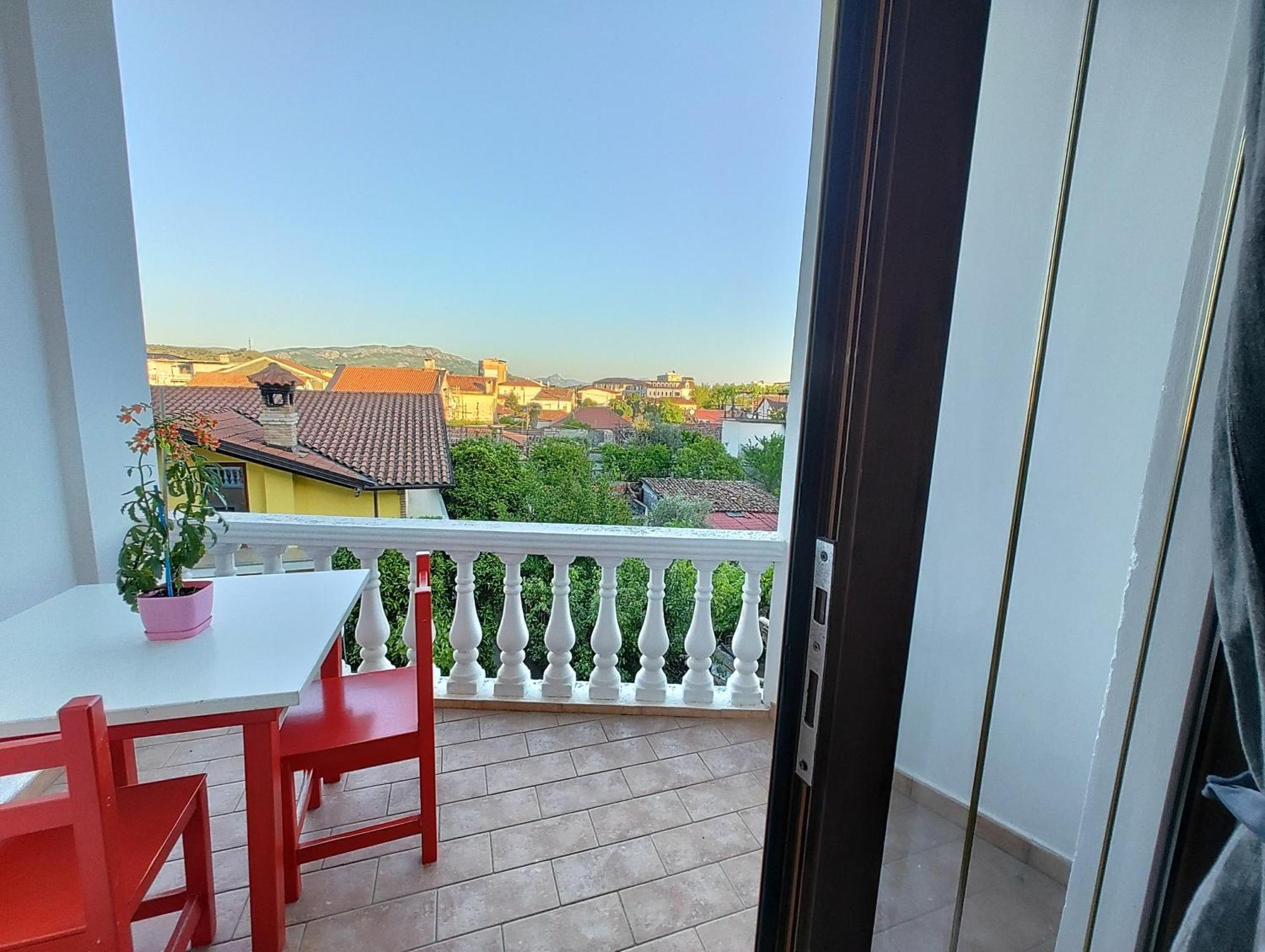 Tias Hostel Shkodër Exteriör bild